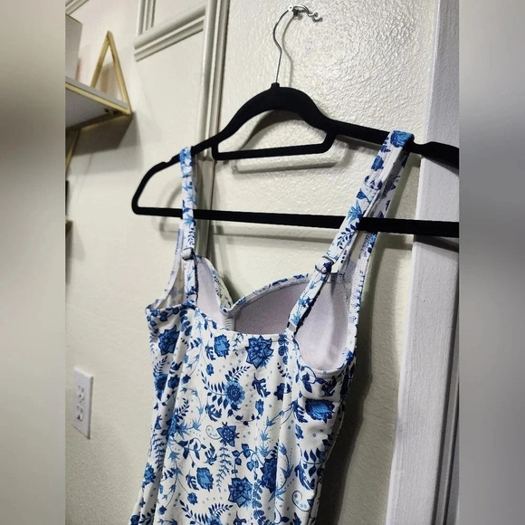 Niptuck One-Piece Floral Tummy Control Swimsuit Size 4 Beach Spring Summer - Picture 5 of 7